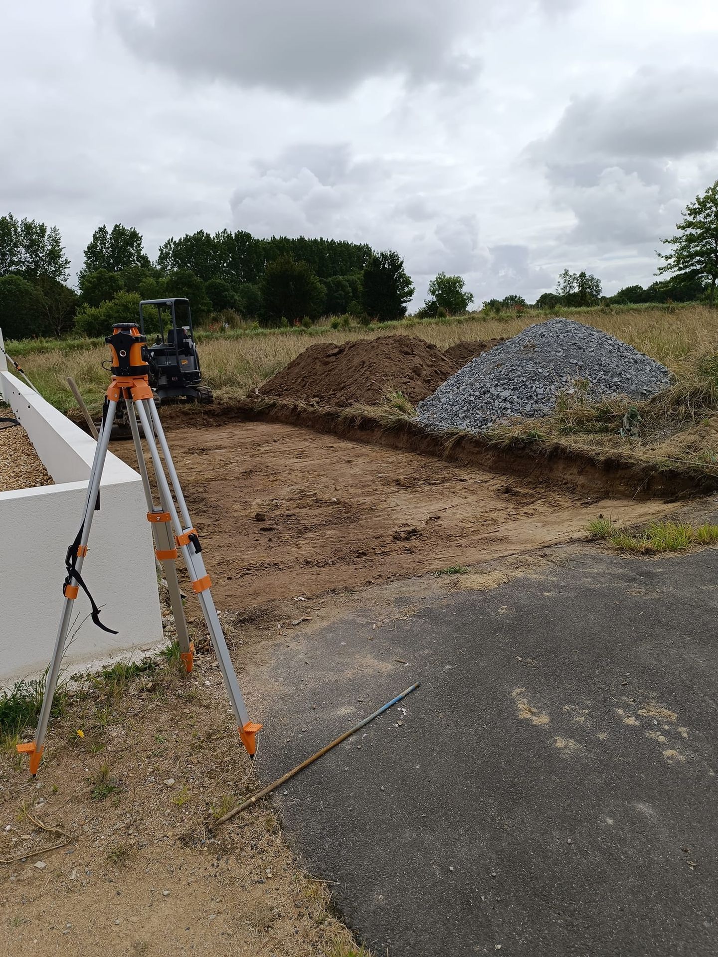 Travaux de création d’accès avec mini-pelle et empierrement