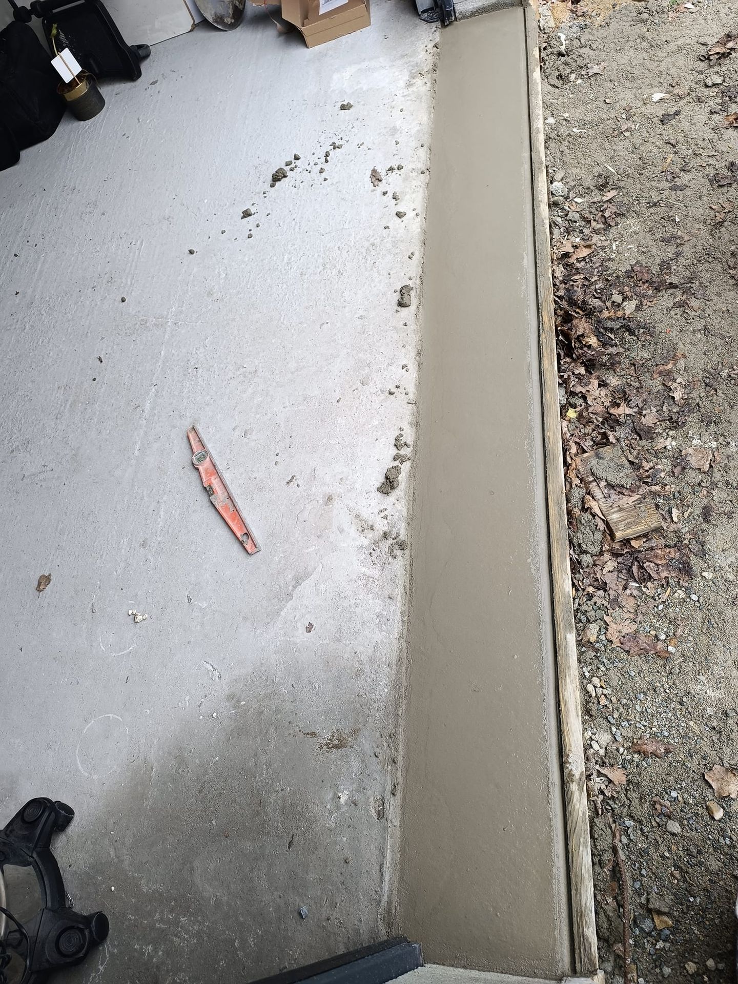 Détail de finition du seuil de garage en béton