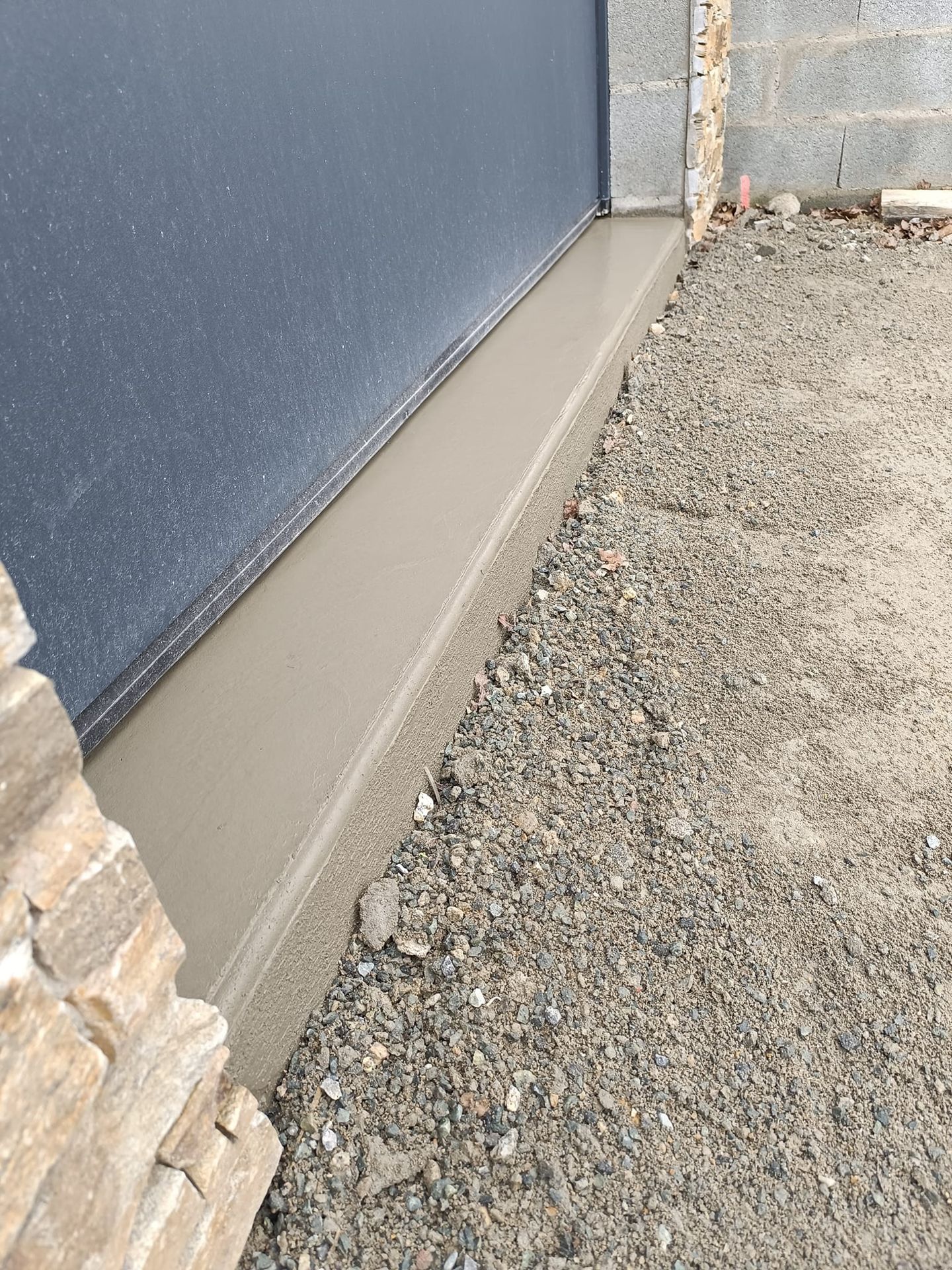 Seuil de garage en béton fraichement réalisé à Bellevigny