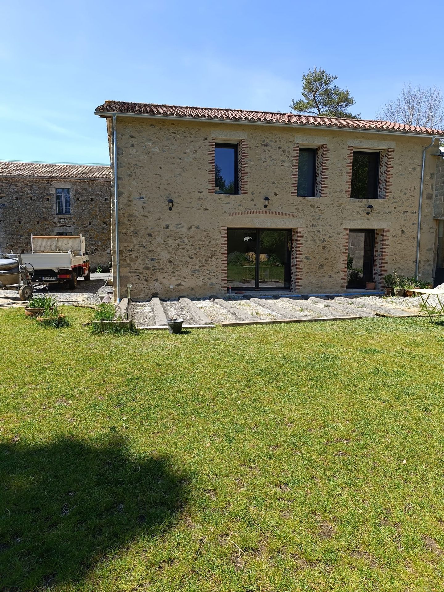 Longrines en béton pour future terrasse en bois